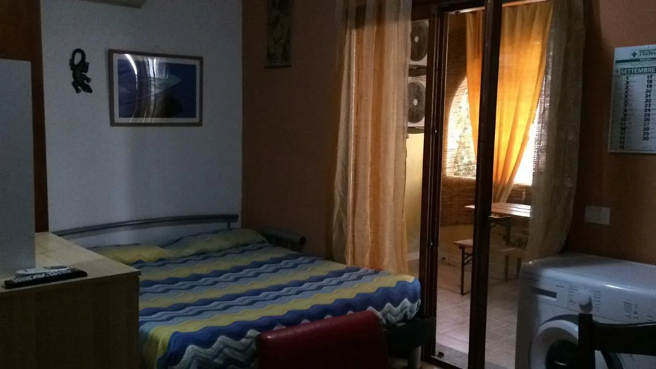 Airport-Port-Commercial Center-Veranda&Garden-60mq-per 4 persone e 2 bimbi piccoli-Giallo-possibile upgrade gratis Olbia 0*,  Italia