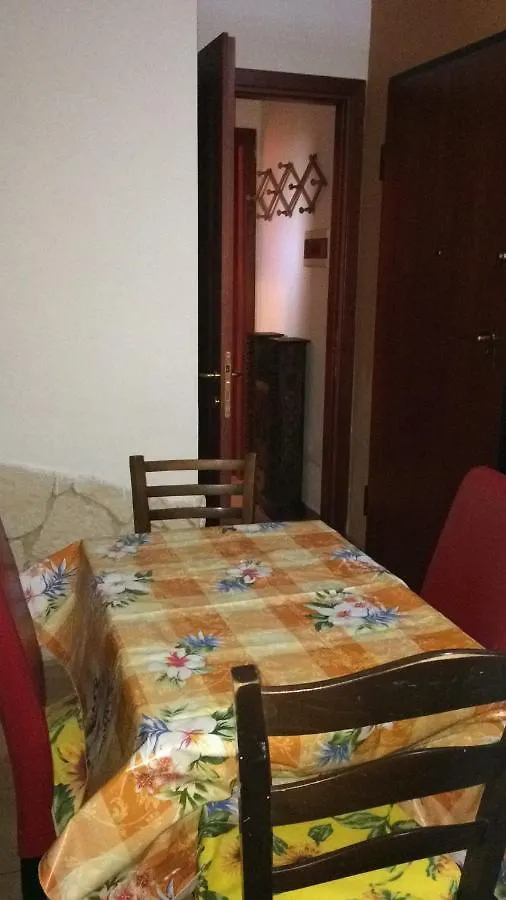 Airport-Port-Commercial Center-Veranda&Garden-60mq-per 4 persone e 2 bimbi piccoli-Giallo-possibile upgrade gratis Olbia 0*,
