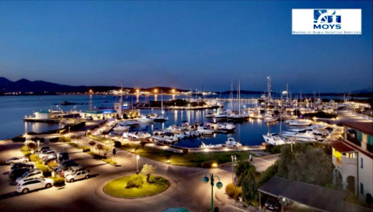 Airport-Port-Commercial Center-Veranda&Garden-60mq-per 4 persone e 2 bimbi piccoli-Giallo-possibile upgrade gratis Olbia 0*,